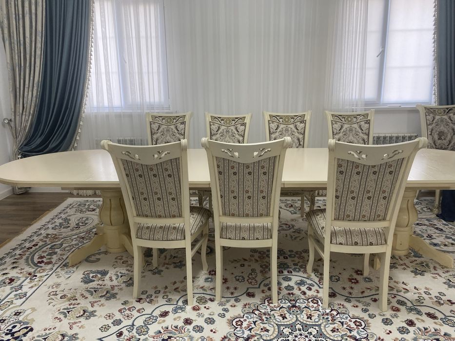 Широкий гостиный стол