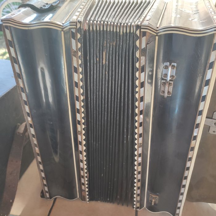 Стар антикварен акордеон Maximilien Vichoff