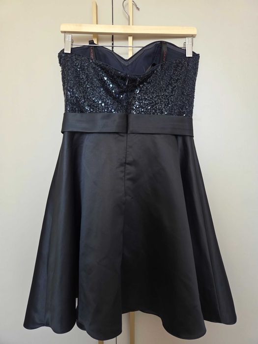 Коктейлна рокля на LAONA