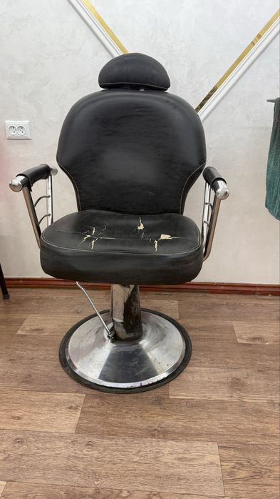 Мужское кресло и помошник