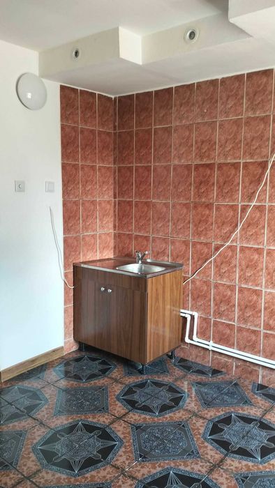 Vand apartament semidecomandat
