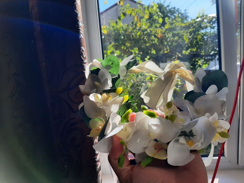 Coronita flori albe și frunze verzi