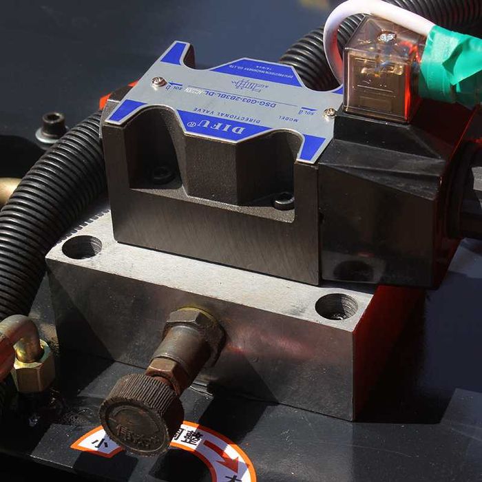 Выпрямитель и резки проволоки Сим тогирлаб кесиб беради Наманган