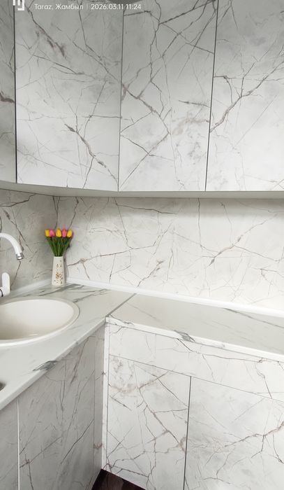 Кухонный гарнитур и Газ плита.