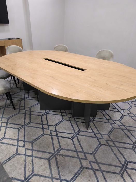 Стол переговорный, стулья, картинки