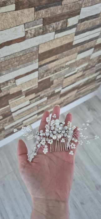 Accesoriu par mireasa argintiu, stil pieptene, cu flori din perle