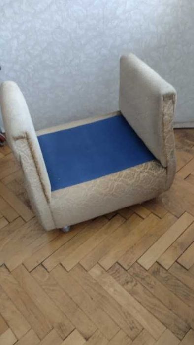 Триместен диван, който се разгъва до спалня и две табуретки