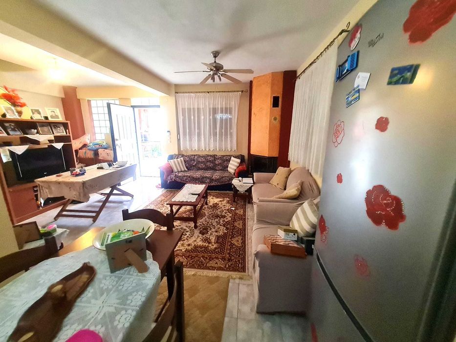 Продава се къща на две нива 90м2 и двор 220м2 в Паралия Врасна, Гърция