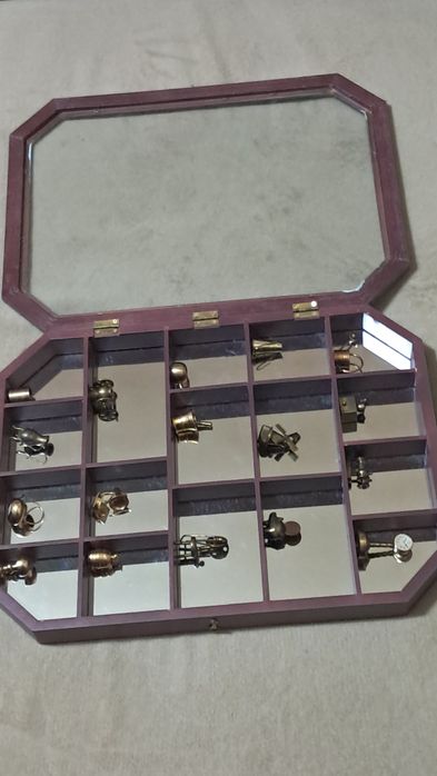 Vitrina cu 17 miniaturi din bronz