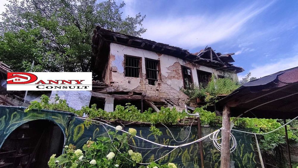 Стара къща с двор и кладенец в с. Балван