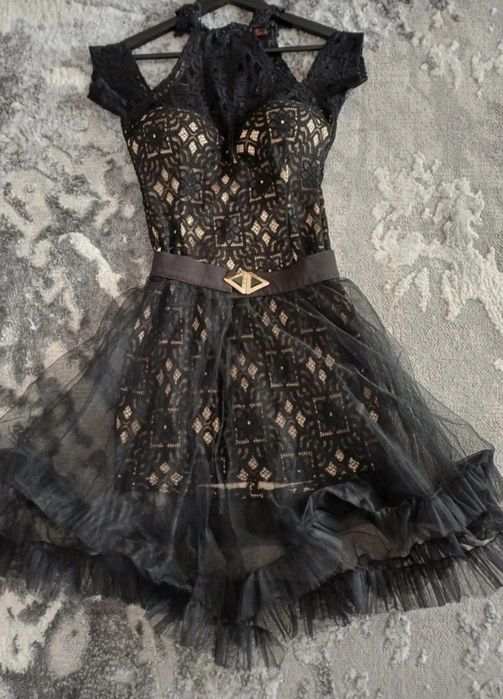 Rochiță elegantă din dantela de la BBY
Are cupa se potrivește și la u