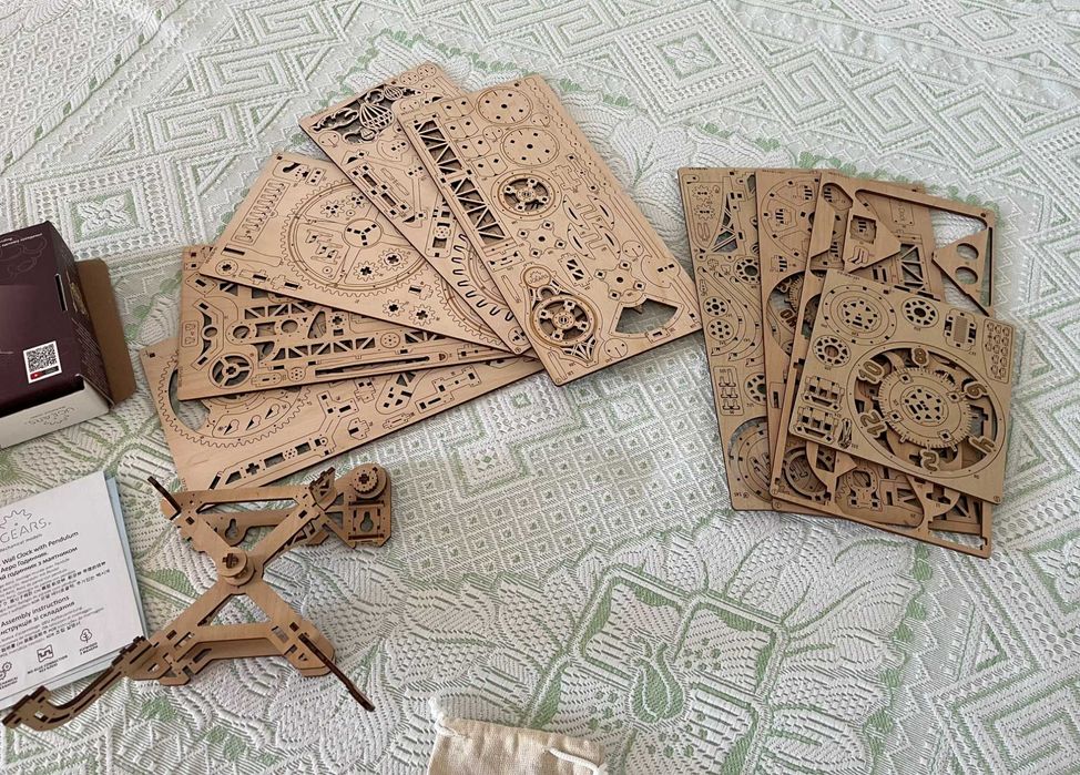 Ceas de perete mecanic din lemn cu pendul: UGEARS Aero Clock