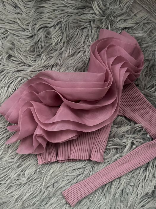 Модел с едно рамо и волани на ZARA