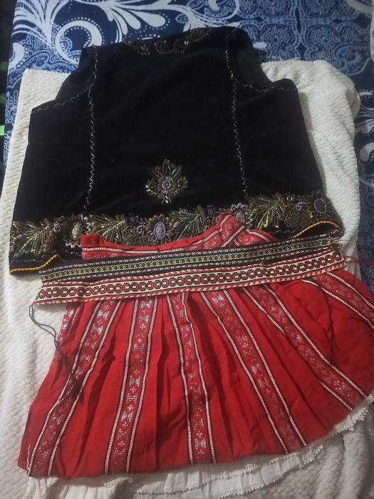 Vesta și fusta costum popular fara cămașă.