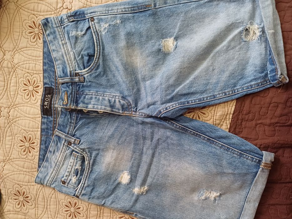 Vând pantaloni scurti de blug