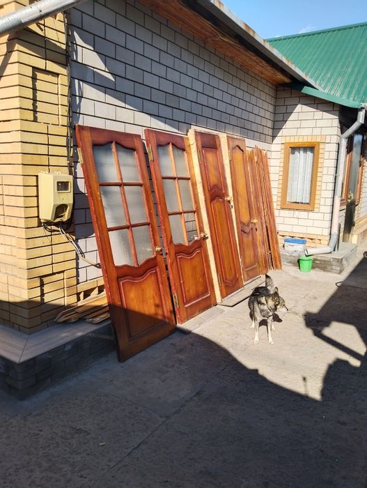 Продам двери - дерево, с коробкой