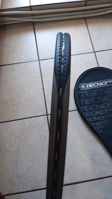 Vând paleta de tenis