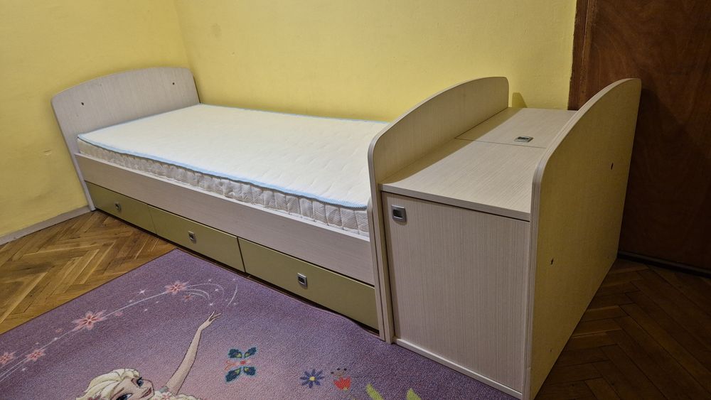 Продавам детско легло с матрак
