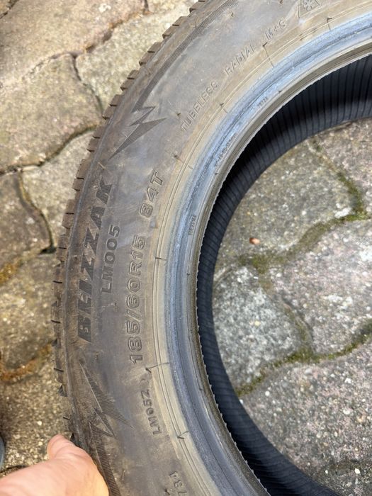 Vand 3 anvelope BRIDGESTONE 185/60 R15, M+S cu urmatoarele DOT-uri ;3625;2125;3823