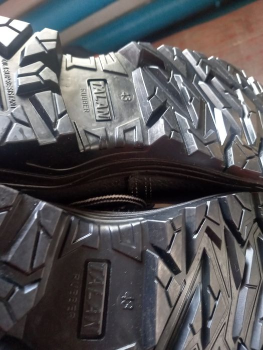 Продам ботинки новый