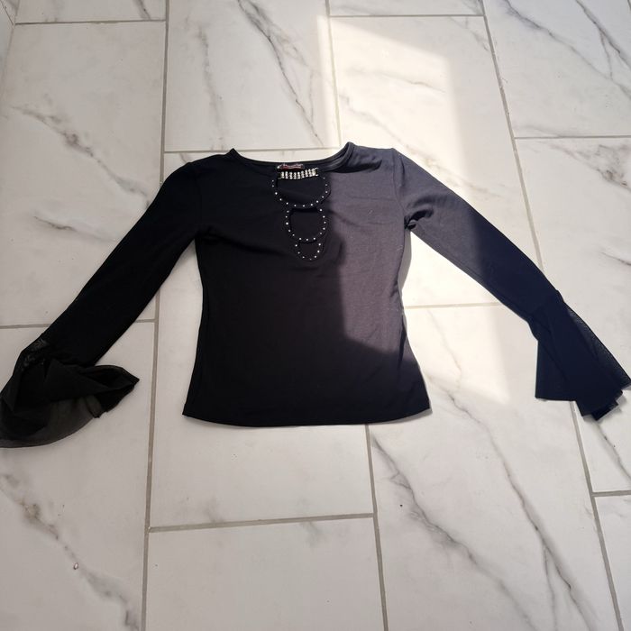Bluză damă elegantă neagră cu mâneci evazate și aplicații decorative