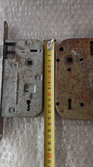 Стари брави.Двете са здрави.Другите две за части.