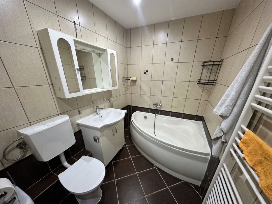 Închiriez apartament cu 3 camere