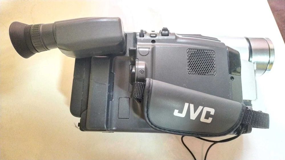 Видеокамера compact VHS