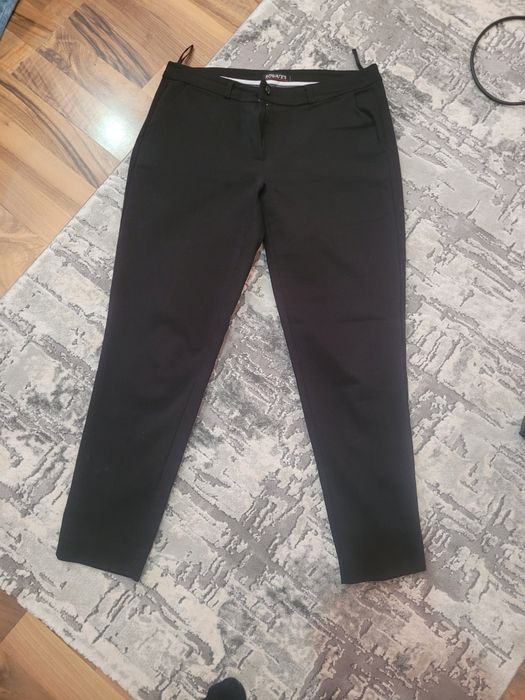 Vând pantaloni conici