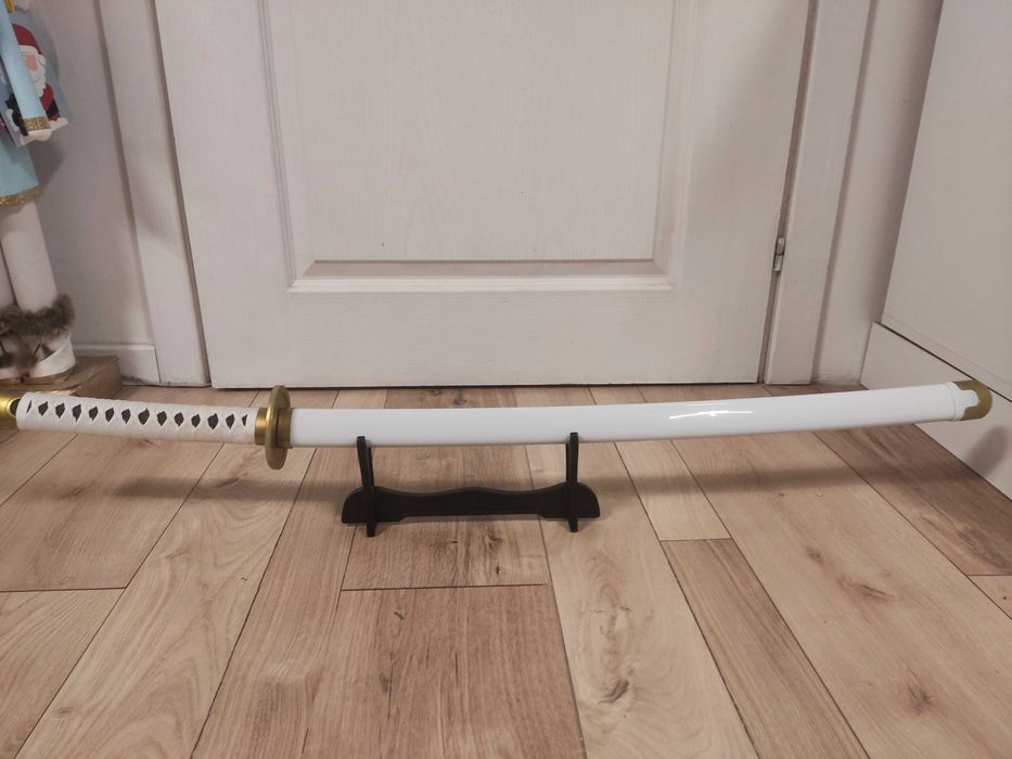 Бяла дървена катана