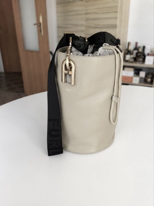 Furla bucket bag бежова чанта