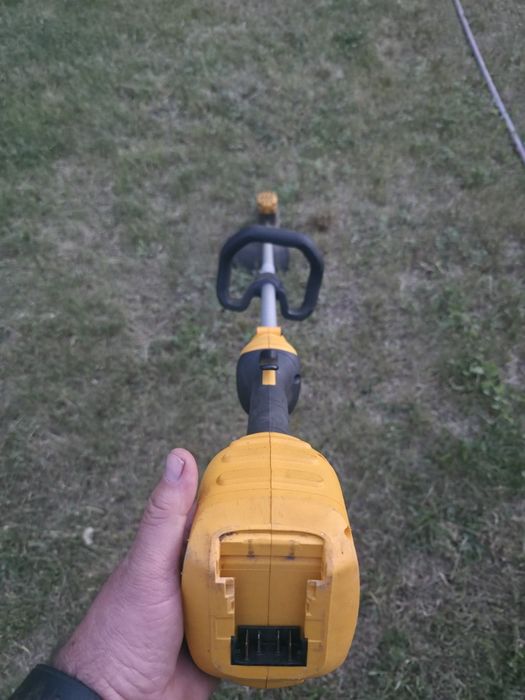Продам триммер Dewalt
