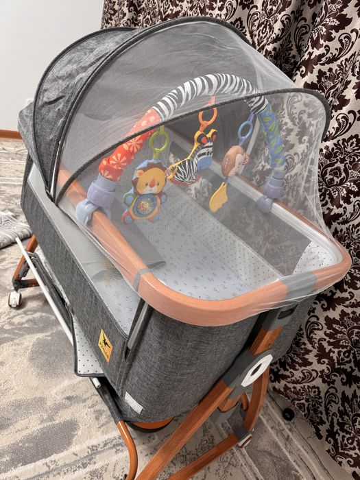 Манеж с белым комодом