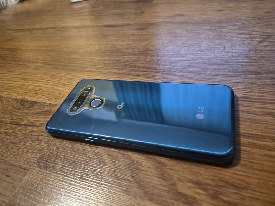Смартфон LG Q60 + карта памет 128GB, кейсове и протектори