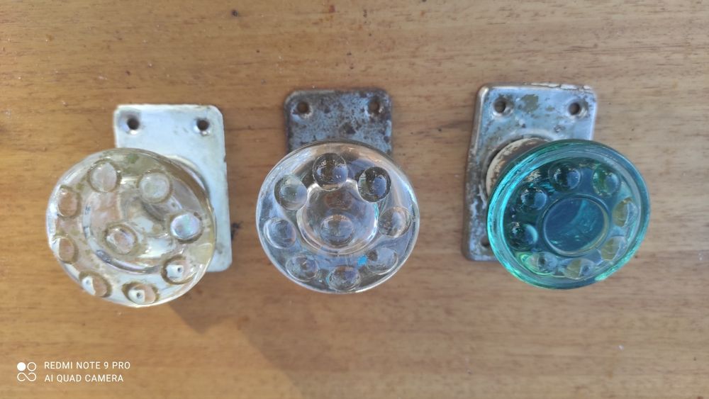 Ручка и номер на дверь.