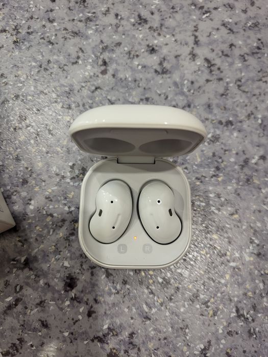 Продам наушники buds live