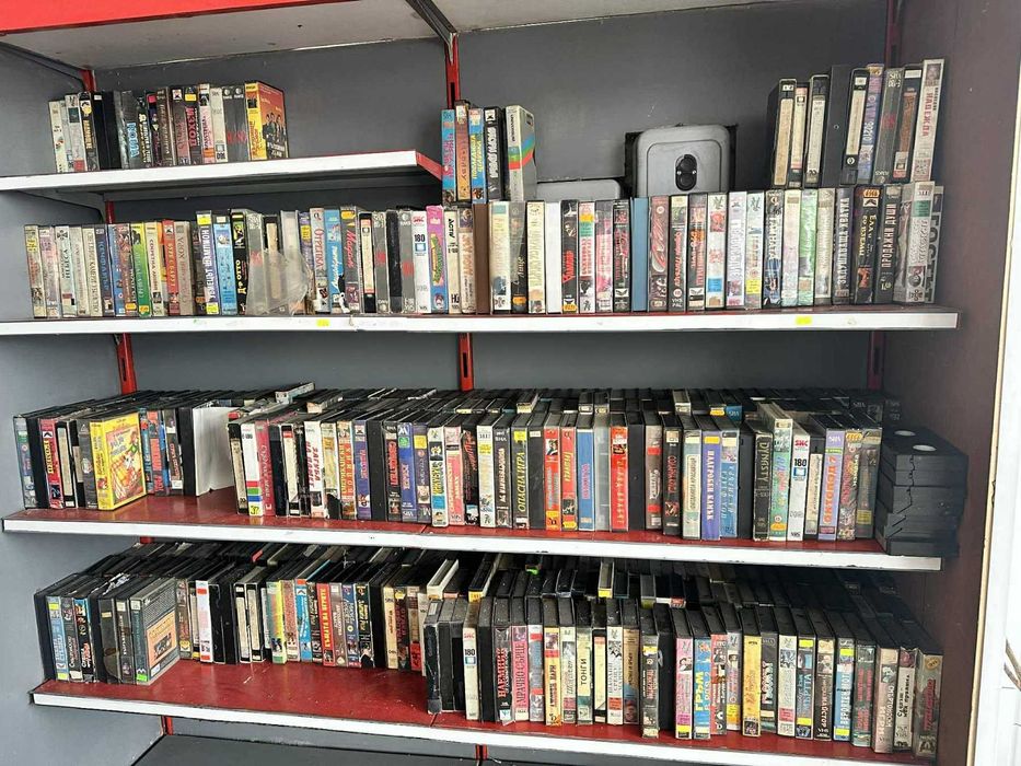 Колекция от ~1500 VHS видеокасети – разнообразни жанрове