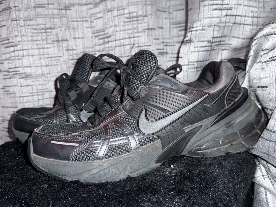 Продавам NIKE V2K RUN