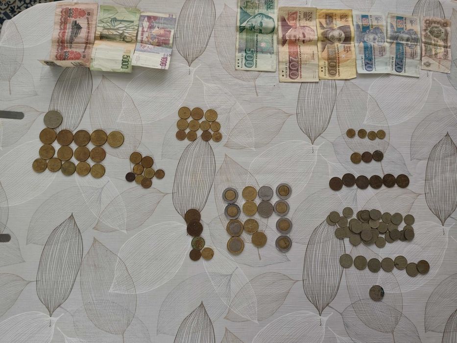 Стари банкноти и монети от различни години и държави