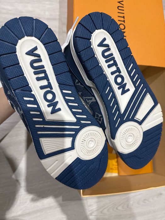 Sneakersi de vanzare