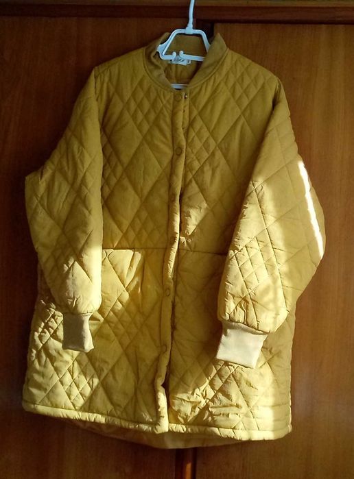 Ново, необличано олекотено дамско яке в слънчево жълт цвят.