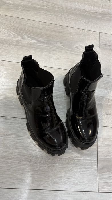 Дамски боти в черен лак