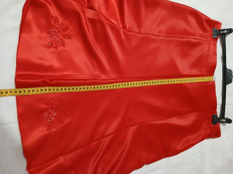 Costum de șaten cu broderie roșu