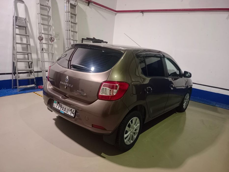 Продам машину Рено Сандеро