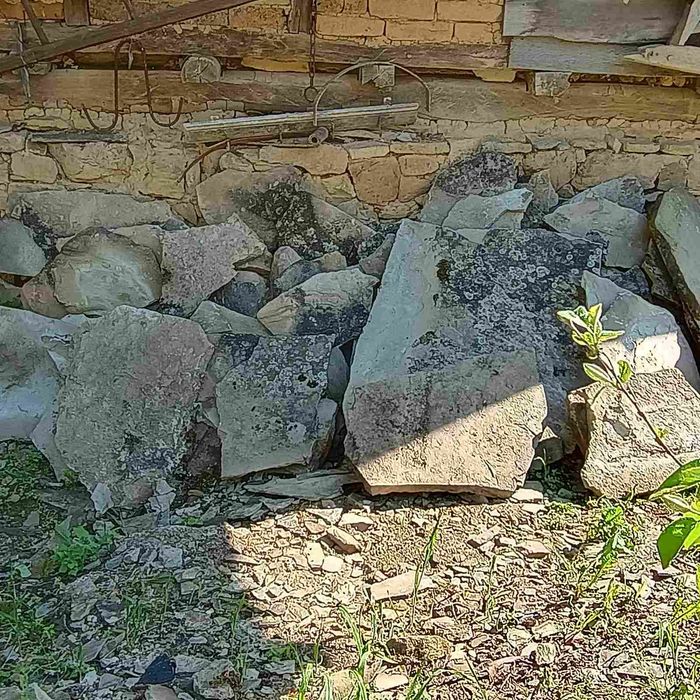 Каменни плочи и парчета от плочи