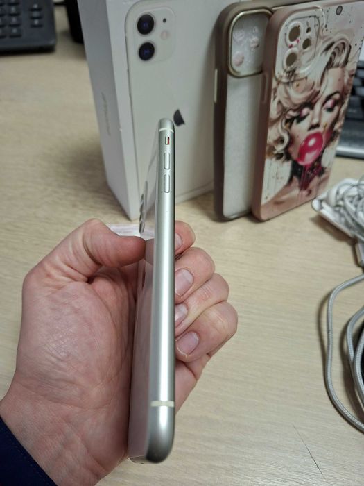 Iphone 11 alb (64Gb) stare f buna, cutie + casti + 2 huse + 2 cabluri
