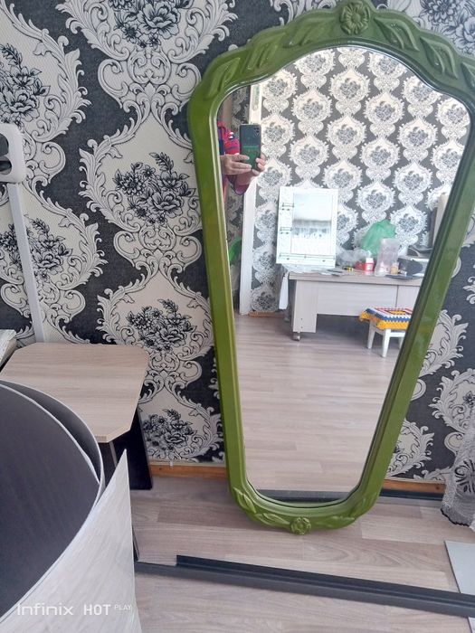 Продали зеркало , диван, прихожая