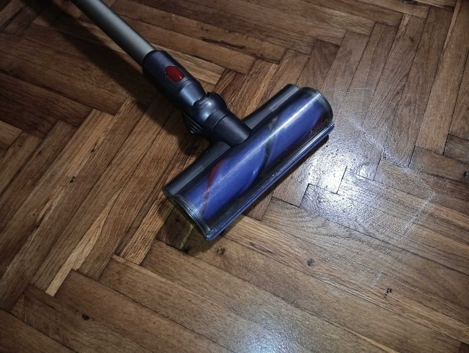 Продавам много добра Dyson V8 почистена прахосмукачка с отлична батерия и аксесоари
