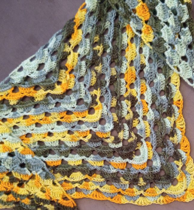 Топъл, пъстър шал, подходящ за есен-зима.