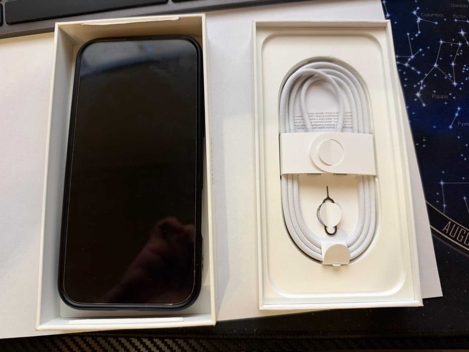 iPhone 16 Pro Max, Black Titanium с оставаща 1 година гаранция